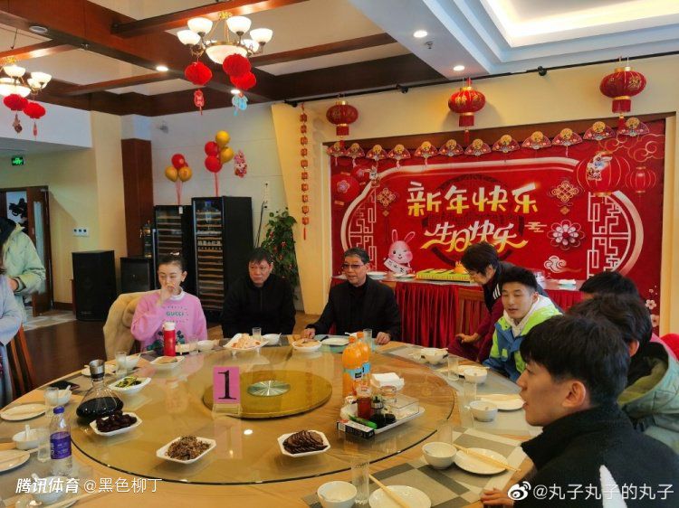 叶辰挂了叶长敏的电话，表情上的笑意已经逐渐消失。